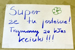 Kartka z napisem "Super, że tu jesteście! Trzymamy za Was kciuki" / fot. Dorota Nelke