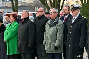 W uroczystościach z okazji 82. rocznicy utworzenia Armii Krajowej wzięli udział m.in. (od lewej): radna Danuta Styk, prezydent Gdyni Wojciech Szczurek, wiceprezydenci Michał Guć i Marek Łucyk, radny Zenon Roda czy kadm. Andrzej Ogrodnik - dowódca 3. Flotylli Okrętów 