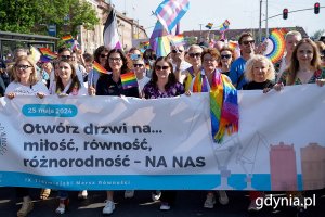 Od lewej: Magdalena Adamowicz - europarlamentarzystka, posłanka Agnieszka Pomaska, Aleksandra Dulkiewicz - prezydent Gdańska, Aleksandra Kosiorek - prezydent Gdyni, Magdalena Czarzyńska-Jachim - prezydent Sopotu, Katarzyna Kotula - ministra ds. równości oraz Agnieszka Dziemianowicz-Bąk - ministra rodziny, pracy i polityki społecznej podczas IX Trójmiejskiego Marszu Równości 
