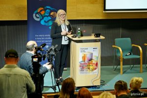 Alicja Harackiewicz – dyrektorka Centrum Nauki Experyment przemawiająca podczas otwarcia konferencji „Dobrostan w centrum uwagi”