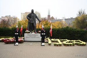 Posterunek honorowy złożony z 2 żołnierzy Marynarki Wojennej przy pomniku Józefa Piłsudskiego z Gdyni. Po obu stronach pomnika stoją donice z różnokolorowymi chryzantemami, z tych po prawej stronie ułożono napis 1920 // fot. Michał Puszczewicz