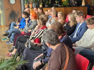 Widownia podczas spotkania wok&oacute;ł "Polskiego Przeglądu Migracyjnego" 