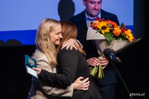 Prezydent Gdyni Aleksandra Kosiorek wręczająca medal „Civitas e Mari” minister zdrowia dr Jolancie Sobierańskiej-Grendzie 