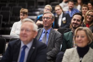 Uczestnikom kibicowali gdyńscy radni m.in. Zenon Roda i Grzegorz Taraszkiewicz // fot. Marcin Rakowski, Wyższa Szkoła Bankowa w Gdyni 