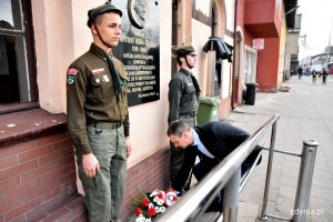 Wiceprzewodniczący Rady Miasta Marcin Wołek, w asyście harcerzy, składa kwiaty pod tablicą upamiętniającą gen. Antoniego Hedę-Szarego /fot. Paweł Kukla