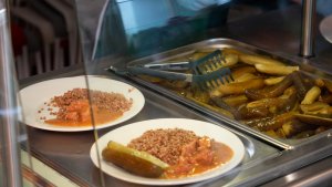 Gulasz z kaszą i og&oacute;rkiem kiszonym, to propozycja obiadu w ZSO nr 8 