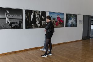 Zwiedzający na wystawie w Galerii ART 39
