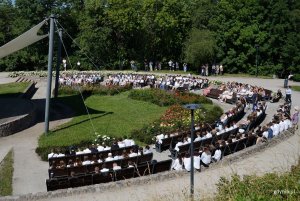 Zakończenie roku szkolnego Szkoły Podstawowej nr 51 w Amfiteatrze na Kamiennej G&oacute;rze (fot. Magdalena Starnawska)