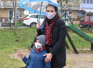 Mama trojaczków Anna Borkowska stoi pod parasolem z pierworodnym synem Tymkiem, fot. Magda Śliżewska