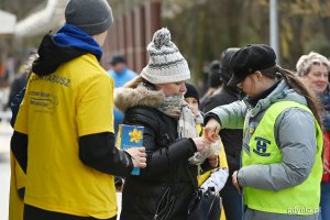 Wolontariusze w żółtych koszulkach i kamizelkach odblaskowych zbierający datki w ramach akcji „Pola Nadziei na Pomorzu” // fot. Michał Puszczewicz