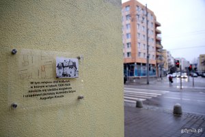 Tablica na fasadzie kamienicy na rogu ulic Świętojańskiej i Derdowskiego upamiętniająca fakt, że w tym miejscu stał budynek, w którym mieścił się pierwszy gdyński magistrat. Na tablicy widoczna mapka i zdjęcie dawnej willi // fot. Przemysław Kozłowski