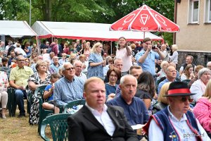 Uczestnicy zgromadzeni na uroczystości wmurowania kapsuły czasu oraz kamienia węgielnego pod budowę Katolickiego Centrum Kultury i diecezjalnego Centrum Ruchu Światło-Życie // fot. Michał Puszczewicz