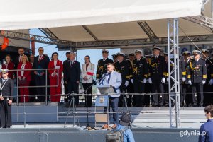Na zdjęciu: przy mikrofonie Tadeusz Szemiot, przewodniczący RMG, a obok m.in.: senator Sławomir Rybicki, posłanki Wioleta Tomczak i Dorota Arciszewska-Mielewczyk, wicewojewoda pomorski Emil Rojek, członkini zarządu wojew&oacute;dztwa pomorskiego Agnieszka Baranowska, wiceprezydent Gdyni Tomasz Augustyniak, radni miasta &ndash; Teresa Bysewska, Larysa Kramin, Agnieszka Tokarska i  Norbert Anisowicz oraz przedstawiciele Marynarki Wojennej 