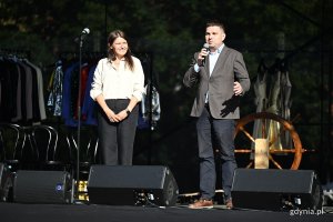 Otwarcie koncertu dla mieszkańc&oacute;w. Na scenie Mariola Śrubarczyk-Cichowska, wiceprzewodnicząca Rady Miasta Gdyni oraz Maciej Zielonka, wiceprezydent Gdyni. (fot. Michał Puszczewicz/gdynia.pl) 
