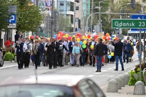 Uczestnicy przemarszu w ramach V Pomorskiego Dnia Seniora na ulicy Świętojańskiej 