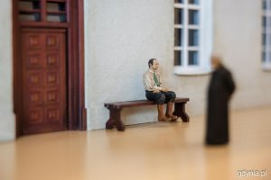 Figurki ludzi przy budynku