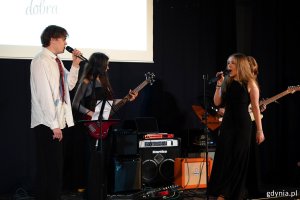 Licealiści na scenie podczas występu w szkole