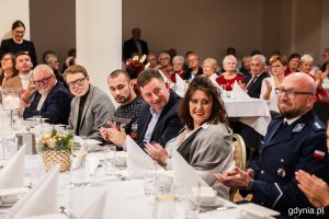 Przy stole siedzą m.in. radny Gdyni Marcus da Silva i Paweł Korycki, pełnomocnik do spraw rad dzielnic