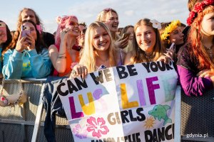 Uczestnicy festiwalu bawiący się przed sceną gł&oacute;wną