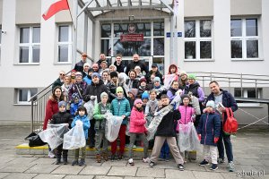 Uczestnicy akcji sprzątania z okazji Dnia Ziemi wraz z radną miasta Larysą Kramin w punkcie zbiórki przy Szkole Podstawowej nr 34