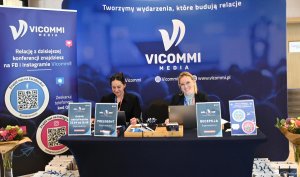 Dwie kobiety za ladą recepcyjną