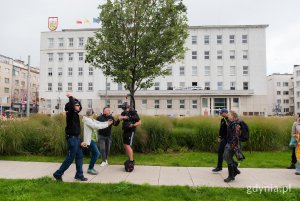 Ekipa filmowa przed gdyńskim magistratem 