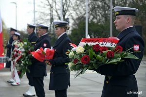 Marynarze trzymający w rękach wieńce i wiązanki kwiatów podczas uroczystości z okazji 79. rocznicy rocznicy zakończenia walk o Gdynię