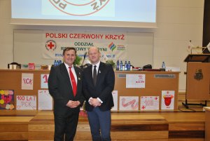 Prezes Zarządu Rejonowego PCK w Gdyni Marek Olczykowski i wiceprezydent ds. jakości życia Bartosz Bartoszewicz // fot. mat. prasowe PCK