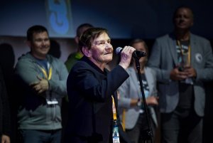 Sobota, drugi dzień, kpt Krystyna Chojnowska-Liskiewicz gratuluje Szymonowi Kuczyńskiemu,fot. Przemysław KozłowskiSobota, drugi dzień Ogólnopolskich Spotkań Podróżników, Żeglarzy i Alpinistów oraz wręczenie pierwszych Kolosów, fot. Przemysław Kozłowski