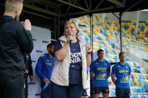 Na scenie z mikrofonem radna Gdyni Teresa Bysewska