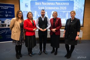 Nagrodzeni pracownicy z wiceprezydentką Gdyni Oktawią Gorzeńską (druga z lewej) i dyrektor Powiatowego Urzędu Pracy w Gdyni Jolantą Kluze (druga z prawej). Spotkanie pracownik&oacute;w Powiatowego Urzędu Pracy w Gdyni z okazji Dnia Pracownika Publicznych Służb Zatrudnienia (fot. Kamil Złoch)