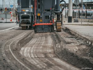 trwające roboty drogowe, widoczna maszyna na jezdni