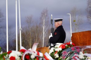 Wartownik wśr&oacute;d wieńc&oacute;w 