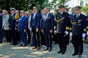 Od prawej: przedstawiciele Marynarki Wojennej, poseł Michał Kowalski oraz inni uczestnicy uroczystości z okazji 86. rocznicy wybuchu II wojny światowej, które odbyły się na Cmentarzu Wojennym w Gdyni 