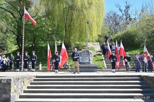 Na środku: Jakub Ubych - wiceprzewodniczący Rady Miasta Gdyni przemawiający podczas uroczystości z okazji Narodowego Święta Konstytucji 3 Maja. Za nim posterunek honorowy przy pomniku Konstytucji 3 Maja, poczet flagowy i poczty sztandarowe uczestniczące w wydarzeniu // fot. Michał Puszczewicz