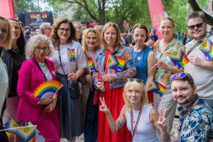 W 11. Tr&oacute;jmiejskim Marszu R&oacute;wności wzięły udział m.in. (od lewej): Anna Olkowska-Jacyno &ndash; wicewojewoda pomorska, Katarzyna Kotula &ndash; ministra ds. r&oacute;wności, Aleksandra Dulkiewicz &ndash; prezydentka Gdańska, Magdalena Cieślik &ndash; wiceprezydentka Sopotu, Oktawia Gorzeńska &ndash; wiceprezydentka Gdyni, Larysa Kramin - radna Gdyni czy Marta Magott &ndash; radna Gdańska i prezeska Stowarzyszenia Tolerado 