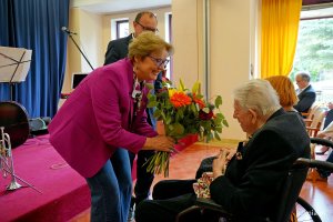 Radna miasta Teresa Bysewska i Mariusz Bzdęga, dyrektor zarządzający ds. kultury i aktywności mieszkańc&oacute;w Urzędu Miasta Gdyni, wręczający kwiaty Przemysławowi Dyakowskiemu