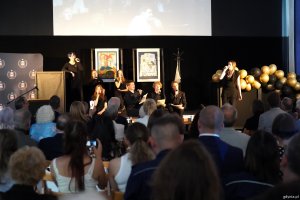Występ uczni&oacute;w II LO z Gdyni podczas uroczystości