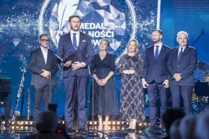  Na zdjęciu (od lewej): zastępca burmistrza Darłowa Krzysztof Walków, wiceprezydent Gdańska Piotr Grzelak, wiceprezydentka Sopotu Magdalena Cieślik, wiceprezydentka Gdyni Oktawia Gorzeńska, prezydent Krakowa Aleksander Miszalski, prezydent Białegostoku Tadeusz Truskolaski (fot. Piotr Wittman // gdansk.pl)
