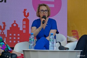 Agnieszka Tokarska – radna miasta i wiceprzewodnicząca Gdyńskiej Rady Kobiet przemawiająca podczas debaty na Przystanku Równość