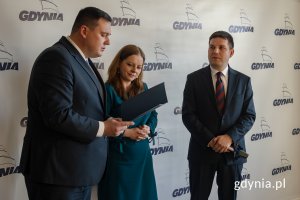 Na zdjęciu Łukasz Kobus, dyrektor Urzędu Miasta,  Aleksandra Kosiorek, prezydent Gdyni, Maciej Zielonka (fot. Natalia Kawalerowicz)