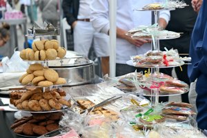Słodkie wypieki na jednym ze stoisk podczas 5. edycji festiwalu „Kulinarna Świętojańska” // fot. Magdalena Czernek