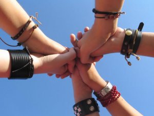 // fot. pl.freeimages.com. Zdjęcie ukazuje sześć splecionych ze sobą dłoni w geście solidarności