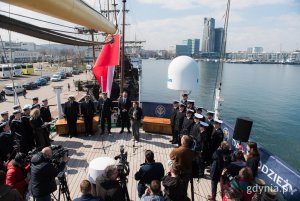 Na zdjęciu od lewej: rektor Uniwersytetu Morskiego w Gdyni, prof. dr hab. inż. kpt. ż.w. Adam Weintrit, minister Infrastruktury Dariusz Klimczak, prezydent Gdyni Aleksandra Kosiorek (fot. Paweł Budziński) 