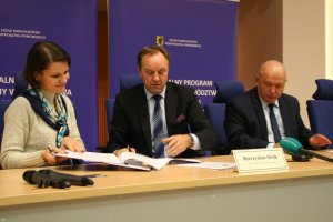 Podpisane umowy na dofinansowanie projektu TriPOLIS. Na zdjęciu wiceprezydent Gdyni Katarzyna Gruszecka-Spychała, marszałek woj. Pomorskiego Mieczysław Struk i wicemarszałek Wiesław Byczkowski. fot. pomorskie.eu