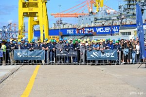 Pracownicy PGZ Stoczni Wojennej przyglądający się uroczystości chrztu okrętu ORP &bdquo;Wicher&rdquo;