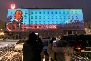Mieszkańcy Gdyni, którzy zebrali się przy parkingu przed Urzędem Miasta Gdyni przy ul. Marsz. Piłsudskiego 52/54, aby obejrzeć pokaz audiowizualny. // fot. Karol Stańczak