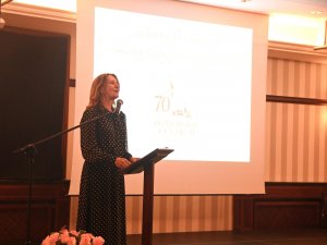 Kobieta w czarnej sukience z mikrofonem