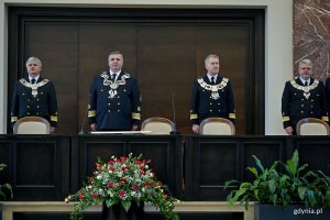 Władze uczelni otwierające uroczyste posiedzenie senatu z okazji święta Uniwersytetu Morskiego