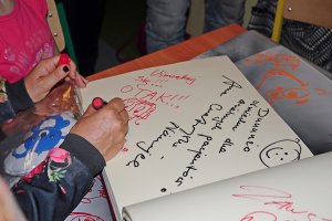 Wiceprezydent Gdyni Katarzyna Gruszecka-Spychała oraz gwiazdy kina odwiedziły dzieci w gdyńskim szpitalu, fot. Michał Kowalski